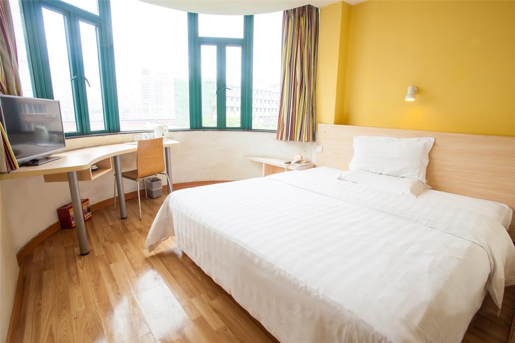 7Days Inn Qingdao Wusi Square Middle Xianggang Road Room photo