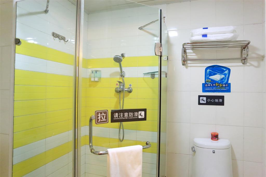 7Days Inn Qingdao Wusi Square Middle Xianggang Road Room photo